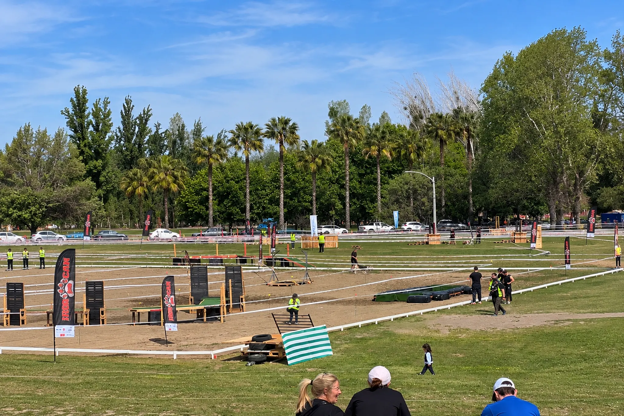 Vista del circuito de IronCan Chile 2026 en el Parque Padre Hurtado, con obstáculos, zonas delimitadas y participantes