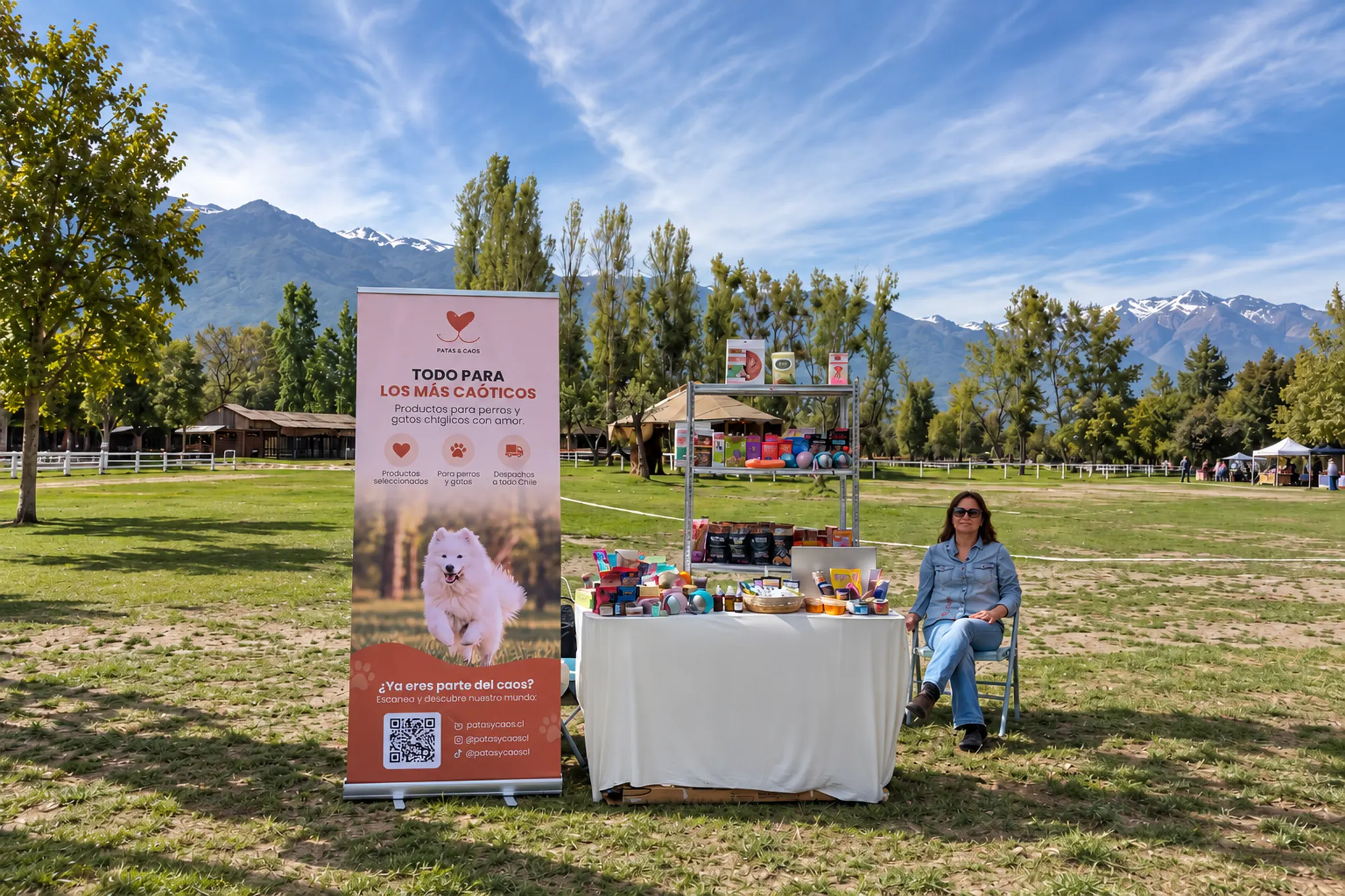 Stand de Patas & Caos con exhibición de productos para mascotas en IronCan Chile 2026, Parque Padre Hurtado